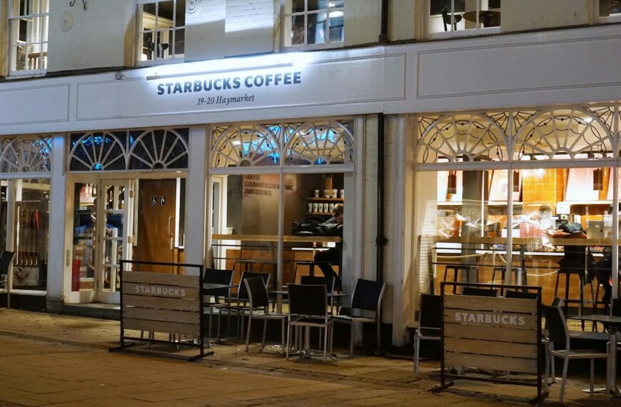 United Airlines Partners with Starbucks for Free In-Flight Coffee